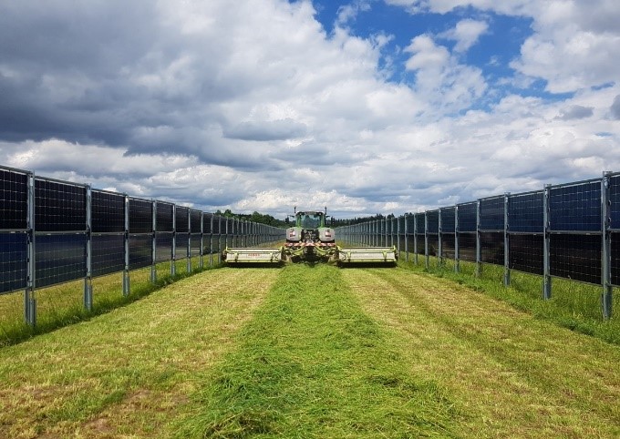 Vertikal errichtete Agri-Photovoltaikanlage auf einer Grünlandfläche in Donaueschingen (Baden-Württemberg) von Next2Sun. © Next2Sun