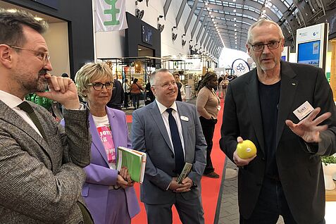 Die ZVG-Spitze mit Präsidentin Eva Kähler-Theuerkauf informierte sich bei JKI-Apfelzüchter Dr. Andreas Peil (rechts) am BMEL-Stand auf IPM Essen über Forschung für mehr Nachhaltigkeit im Obstbau.