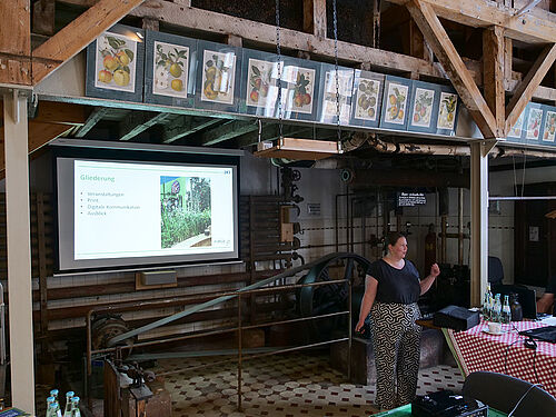 Susanna Ketterer zeigt, welche Kommunikationsmaßnahmen im Projekt stattgefunden haben und welche geplant sind. ©S. Bacher/JKI-SF