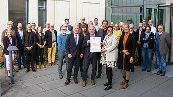 The assembled leadership of the JKI with the Audut Beruf und Familie certificate.