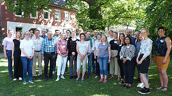 40 Teilnehmerinnen und Teilnehmer tauschten sich beim ToPGa-Projekt- und Beiratstreffen an der LVG Hannover-Ahlem vor Ort und in hybrid zu Torfersatz im Gartenbau aus. © LKNDS