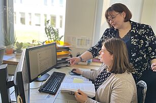 Am JKI werden Bürokaufleute ausgebildet, hier mit der Ausbilderin Andrea Schubert aus der Personalabteilung. © S. Barnert/JKI