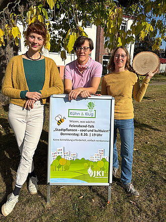 Die JKI-Forscherinnen (v.l.) Dr. Hanna Gardein, Dr. Doreen Koltermann und Dr. Mona Quambusch stellten beim Feierabend-Talk am 8.10.26 im Kühn-und-Klug-Wissensladen in Brausnchweig Aspekte ihrer Forschung vor. Foto: Sarah Barnert/JKI