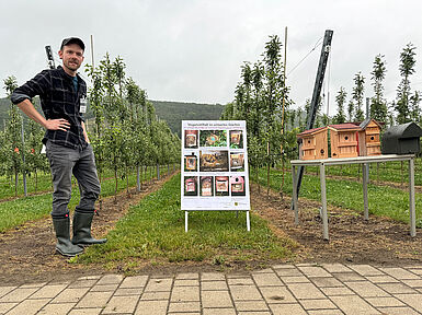 Bei einem Hoftag informiert Regionalkoordinator Alexander Richter (Region Ost) das Publikum darüber, welche Nisthilfen für Vögel in Obstanlagen angebracht werden können. (©R. Häuser/JKI)