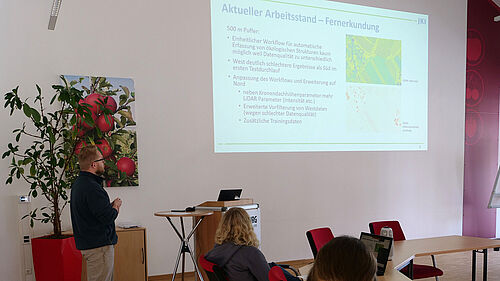 Lennart Eichfuß präsentiert den aktuellen Stand im Projektbereich Fernerkundung. (© S. Ketterer/JKI)