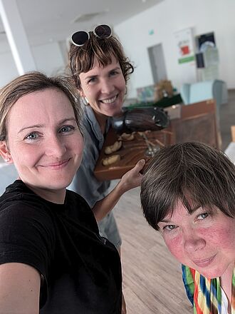 Das JKI-Konzept-Team mit Borkenkäfer-Modell v.l. Isabel Haberkorn, Sophie Erhardt, Stefanie Hahn.