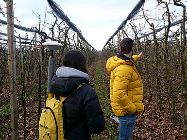 Regionalkoordinator Marco Forster (Region Süd) und Saskia Bacher (Julius Kühn-Institut) messen eine FUBIOO-Fläche mit einem GPS-Gerät aus. (©S. Ketterer/JKI)