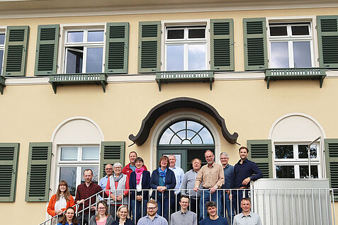 Gruppenfoto der Teilnehmerinnen und Teilnehmer der Projekt-begleitenden Arbeitsgruppe des Vorhabens FUBIOO, die zum ersten Mal am 23. Mai am LfULG tagte (Foto © R. Häuser/JKI)