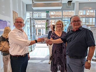 Prosit Wald: Quedlinburgs Oberbürgermeister Frank Ruch (links), Stadtratsvorsitzende Dr. Sylvia Marschner und JKI-Präsident Frank Ordon stoßen auf die gelungene Wissens-Ladenpremiere "Kühn&Klug" an.