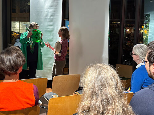 ... zum Einstieg erzählten die Forscherinnen, warum gerade diese Gegenstände ihre Forschungsarbeit besonders repräsentieren ... etwa eine Gießkanne und eine Baumscheibe ...  Foto: Sarah Barnert/JKI