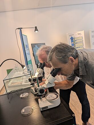 JKI-Präsident Ordon führt die kleine VIP-Delegation mit OB Ruch, Stadtratsvorsitzender Marschner und ehemaligem IPK-Direktor Prof. Andreas Graner durch den "Kühn&Klug"-Wissensladen.