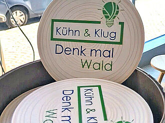 Wer Bierdeckel von mehreren "Kühn&Klug" Shops sammelt, der erhält am Ende ein Geschenk.