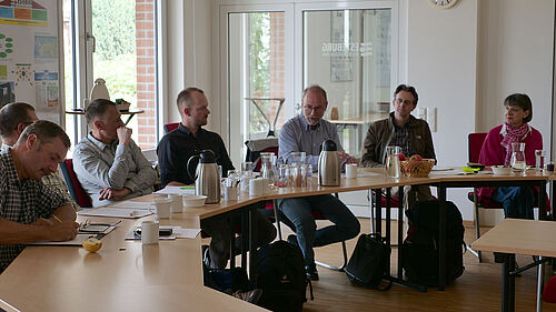 Die PAG-Teilnehmerinnen und -Teilnehmer in der Diskussion. (© S. Ketterer/JKI)