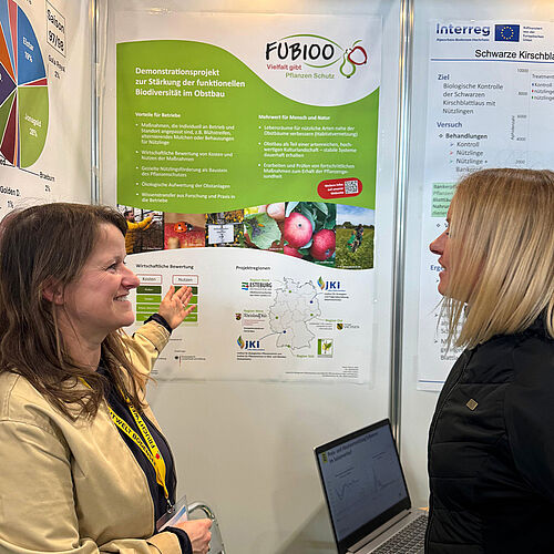 Regionalkoordinatorin Melanie Hagl (links) im Gespräch mit einer Besucherin. ©KOB