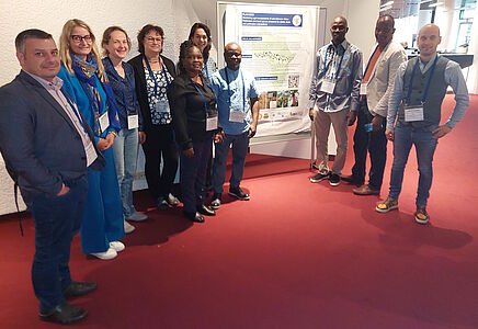 The PLAN4BEE team presents their project to the other 100 workshop participants. From left to right: Abdulrahim Alkassab, Katharina Stein, Anke Dietzsch, Regina Pohle-Fröhlich, Lucy Kamau, Kirsten Traynor, Anicet Dassou, Mazi Sanda, Drissa Coulibaly, Jakob Eckert