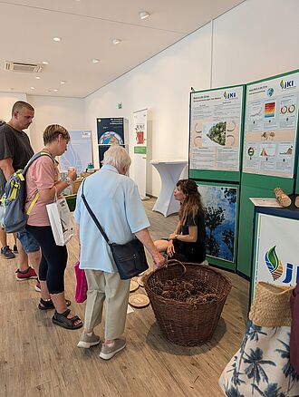 JKI-Waldschutzkollegin Sophie Ehrhardt an der Station "Wald im Klimawandel".
