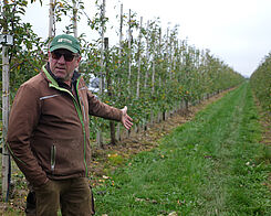 Betriebsleiter Eckhard Hastedt stellt seine Obstbauanlage vor. (© S. Ketterer/JKI)