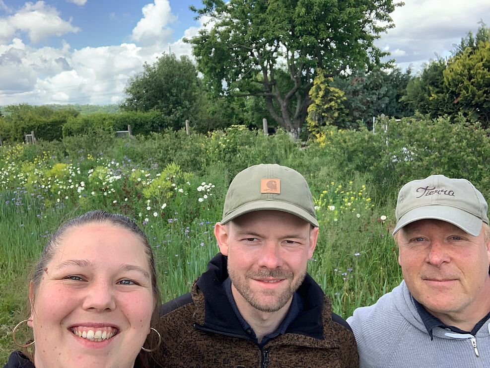 
	Susanna Ketterer (links), Alexander Richter (mittig) und Tim Ziesche (rechts) vor einem Blühstreifen und einem Getreidestreifen, der als offene Nützlingszucht dient. ©S. Ketterer
