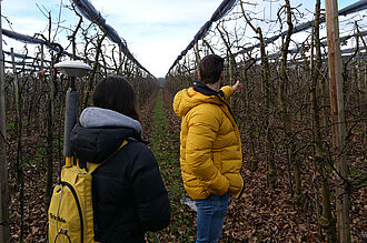 Saskia Bacher vom JKI und Marco Forster beim Kartieren einer FUBIOO-Fläche mit einem genauen GPS-Gerät im Rucksack. (© S. Ketterer/JKI)