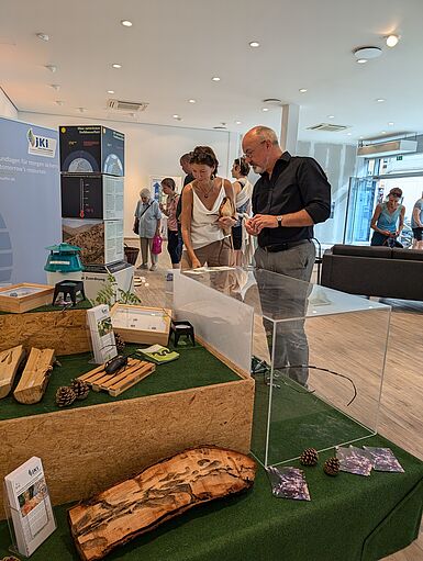 An einer Station wurde auf nichtheimische Schadinsekten aufmerksam gemacht, deren Einschleppung in die EU unbedingt verhindert werden soll. An einer Station wurde auf nichtheimische Schadinsekten aufmerksam gemacht, deren Einschleppung in die EU unbedingt verhindert werden soll.