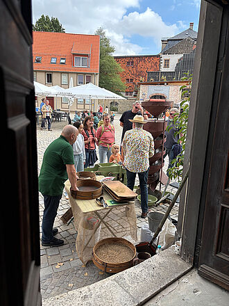Windfegen und andere historischen Arbeitsgeräte zogen viele Blicke auf sich. Foto: Sarah Barnert/JKI