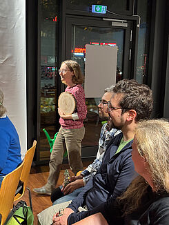 ... jede JKI-Expertin zog mit ihren Exponaten zu ihrer eigenen Erkennungsmelodie ein. Foto: Sarah Barnert/JKI