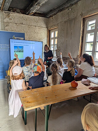 Wer kennt diese Pflanze?  Die Kinder machten gerne mit.