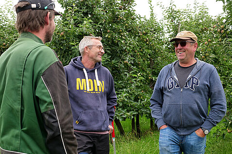 Obstbauern aus dem Alten Land im Gespräch. (©S. Ketterer/JKI)