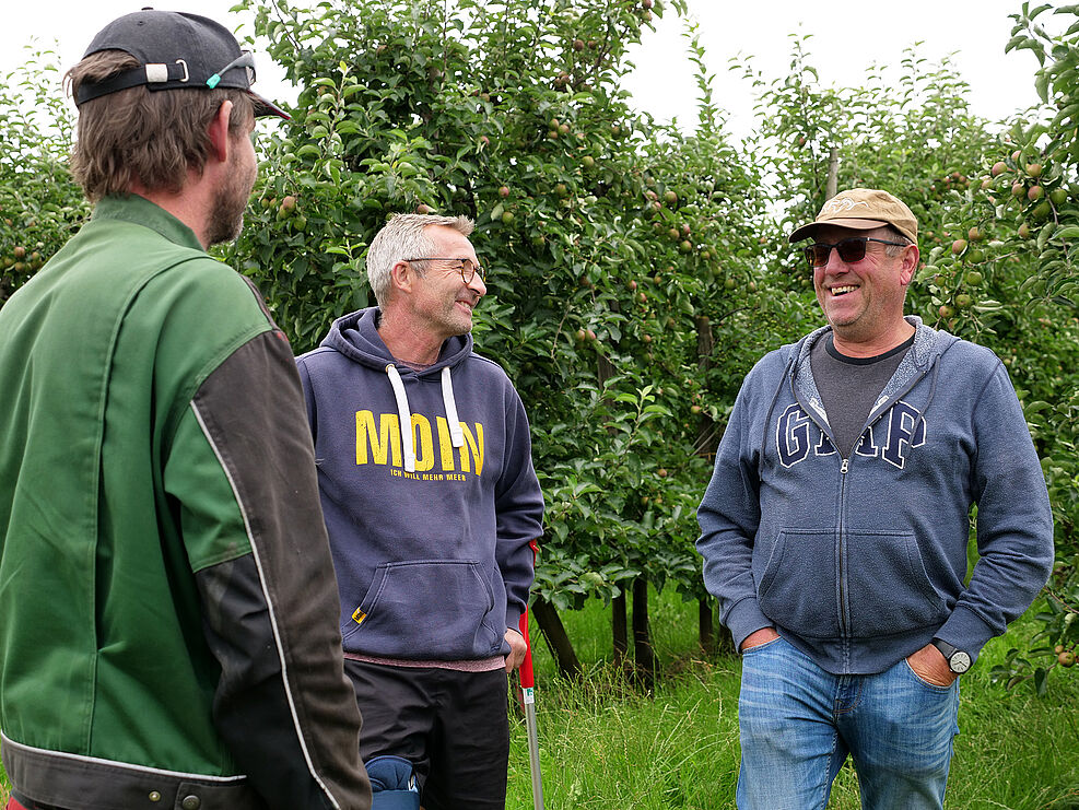 
	Obstbauern aus dem Alten Land im Gespräch. (©S. Ketterer/JKI)

