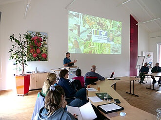 Dr. Roland Weber bei seinem Vortrag über Biodiversität in Obstanlagen. (©S. Ketterer/JKI)