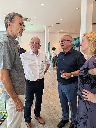 JKI-Präsident Ordon führt die kleine VIP-Delegation mit OB Ruch, Stadtratsvorsitzender Marschner und ehemaligem IPK-Direktor Prof. Andreas Graner durch den "Kühn&Klug"-Wissensladen.
