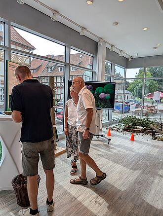 Besuchende des Wissensladen an der Station zum Digitalen Waldzwilling.