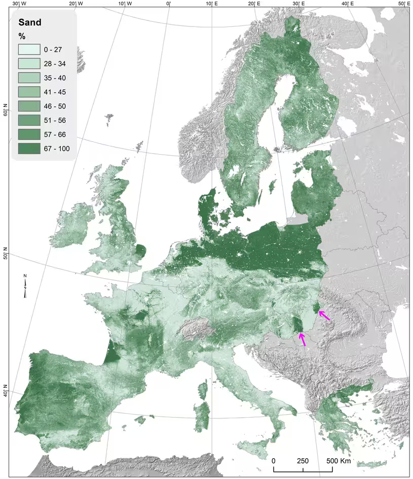 Abbildung 4.14 Karte »Sand (%)« zum Datensatz »Topsoil physical properties for Europe (based on LUCAS topsoil data)«, ergänzt um zwei magentafarbene Pfeile. Quelle der Originalkarte: European Soil Data Centre (ESDAC) am Joint Research Centre (JRC) der Europäischen Kommission (2015), zuletzt aufgerufen am 18.02.2026.